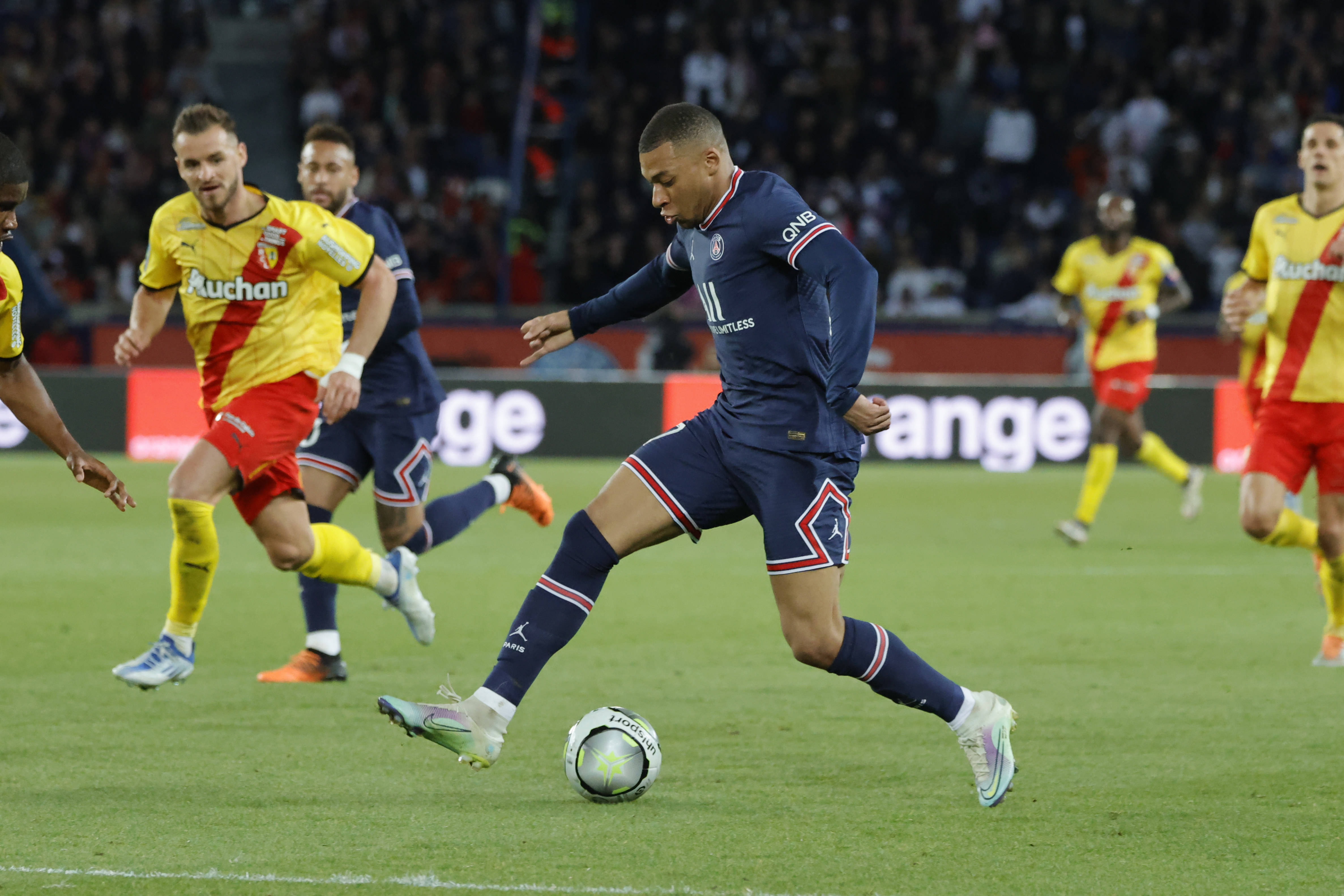 包含巴黎圣日耳曼队在法国联赛的最新比赛中迎战强劲对手的词条