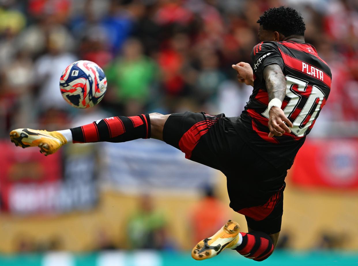 包含拜仁慕尼黑反击快速，取得关键胜利的词条